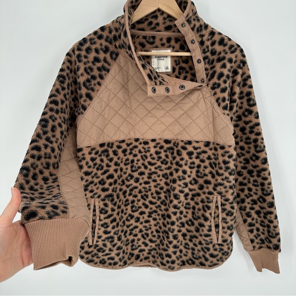 Abercrombie and Fitch Asymmetrical Snap Up Fleece in Leopard Print, Medium - Picture 10 of 14